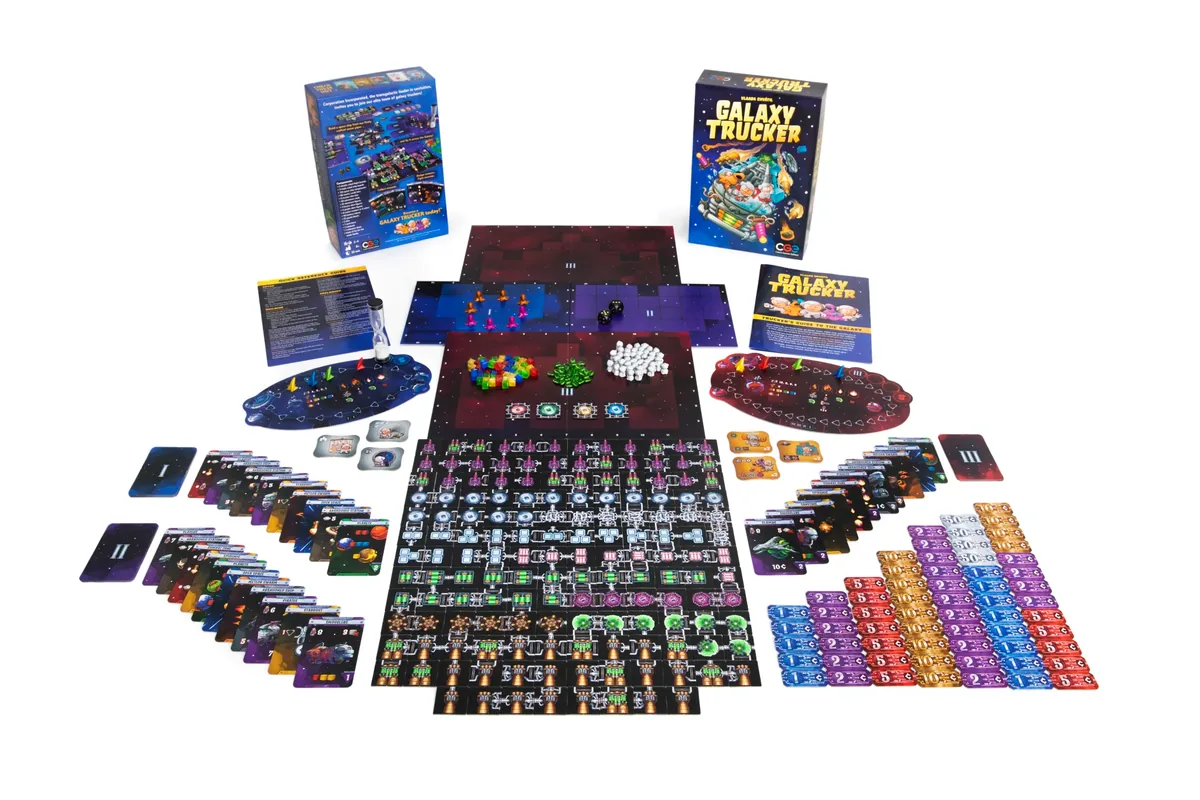 Schachteln, Schiffspläne, Bauteilplättchen und Karten von Galaxy Trucker