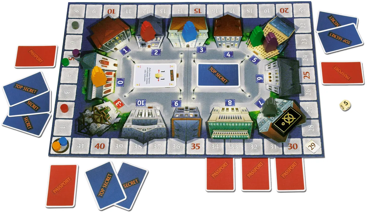 Spielplan mit Gebäuden, Agentenfiguren und Karten von Heimlich & Co.